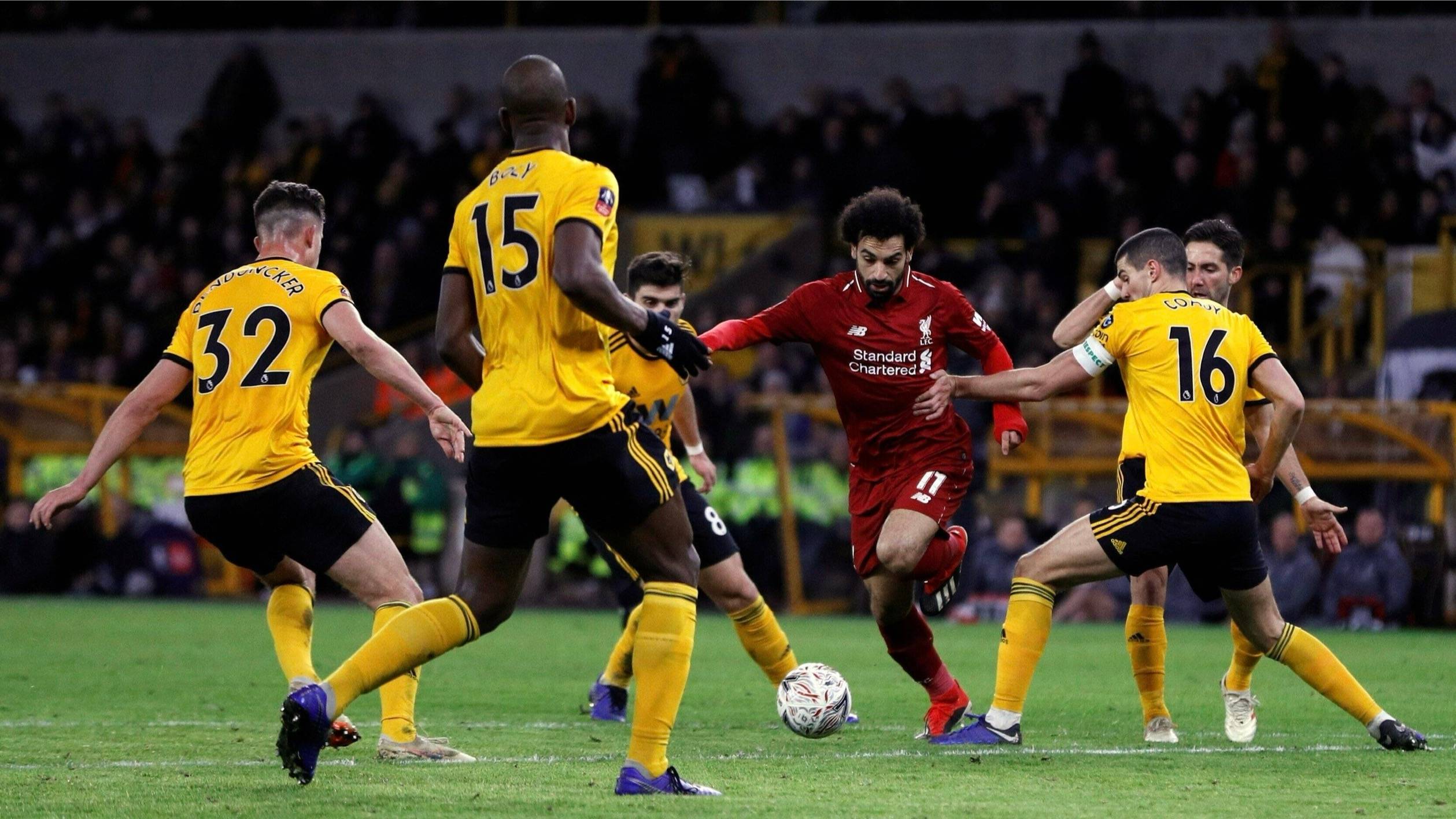 爱游戏娱乐-防线多数封堵对手传球路线，控制比赛局面