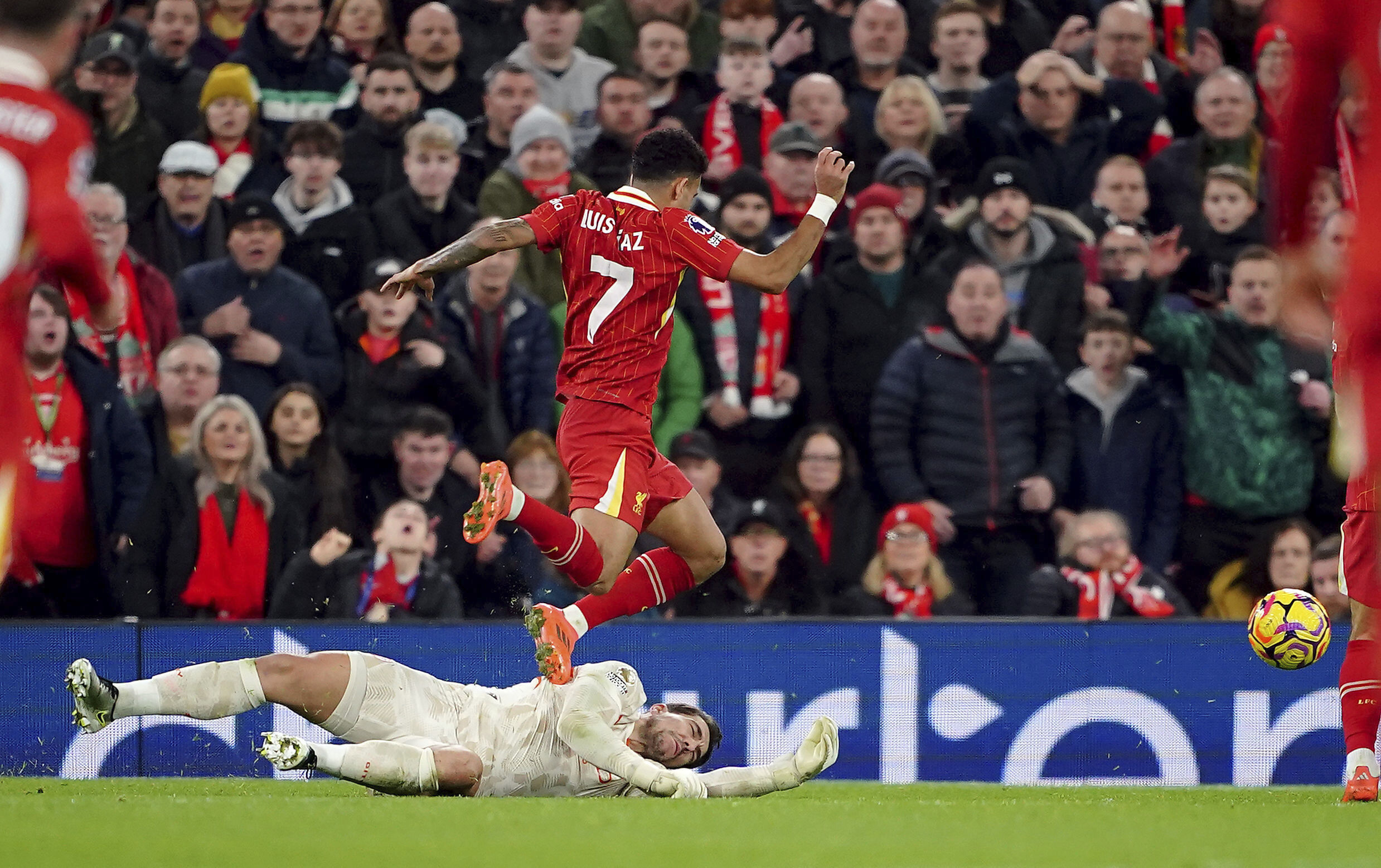 爱游戏官方入口-足球场上一场胜负悬念的比赛让人屏息以待