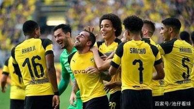 足球场上一场胜负悬念的比赛让人屏息以待