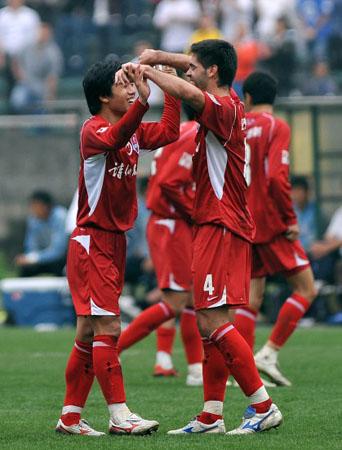 杭州绿城队主场击败重庆力帆，取得三分的简单介绍