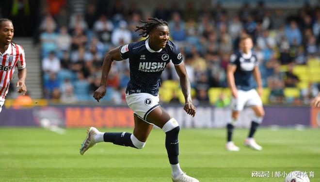 阿森纳青训新星崭露头角，助球队取得胜利