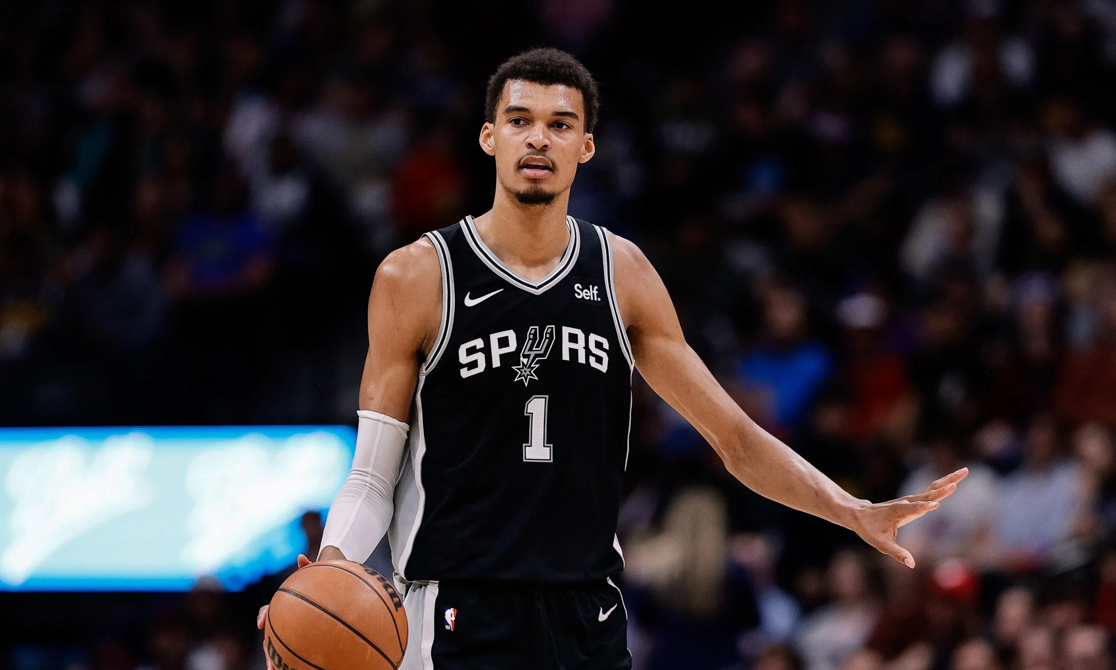 马刺队成功转型,青年队员表现抢眼的简单介绍 马刺队成功转型,青年队员表现抢眼的简单介绍