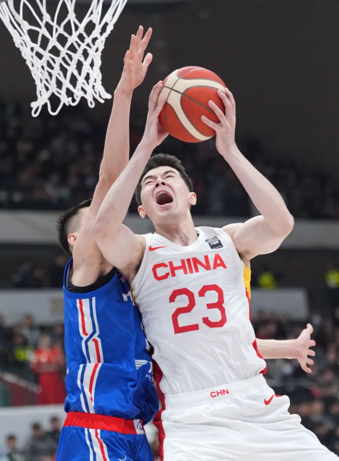 爱游戏官方-篮球赛场上的精彩瞬间，让人过目不忘