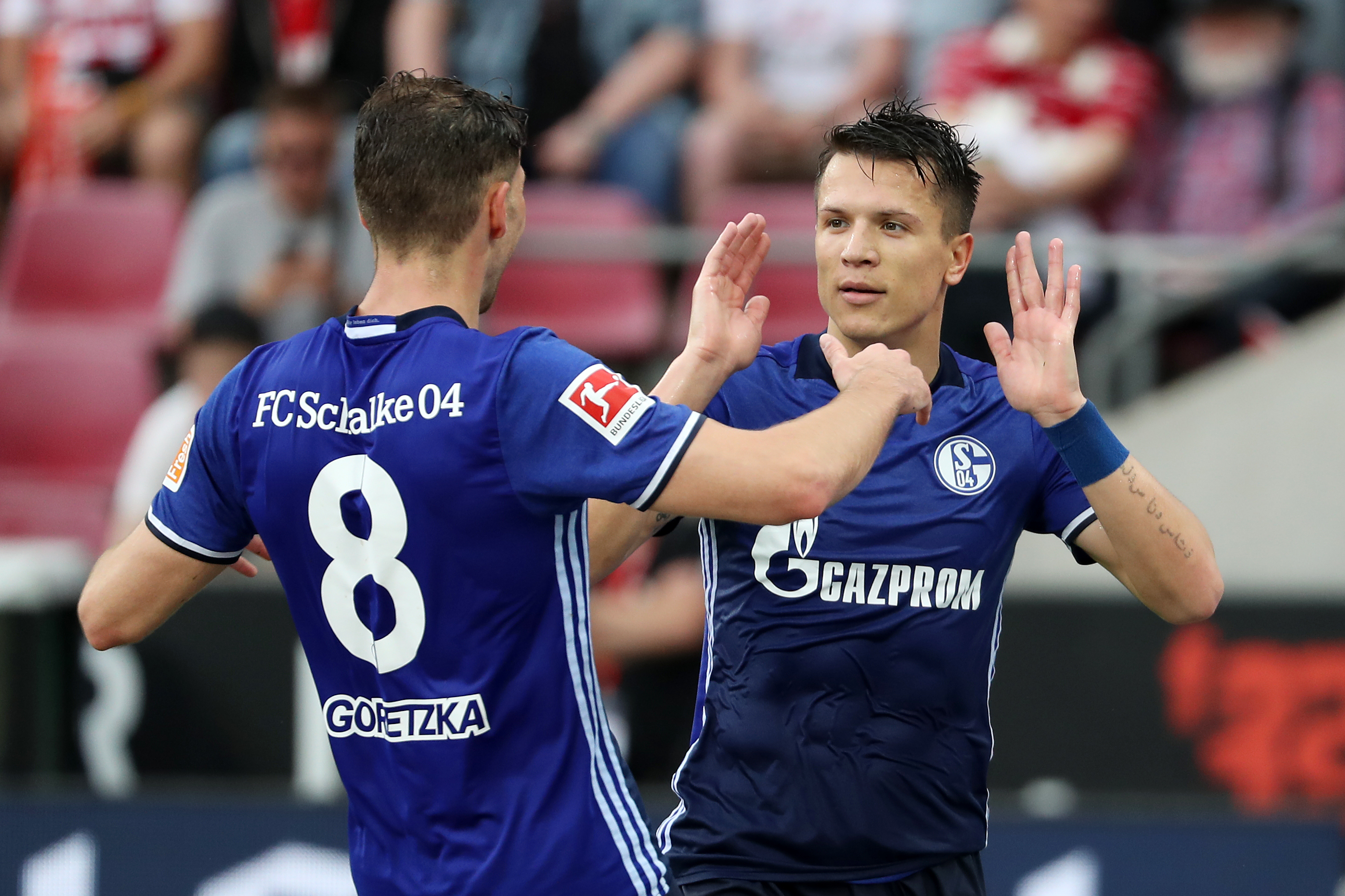 爱游戏入口-华沙酒吧球迷观影科隆对沙尔克，激情回馈的简单介绍