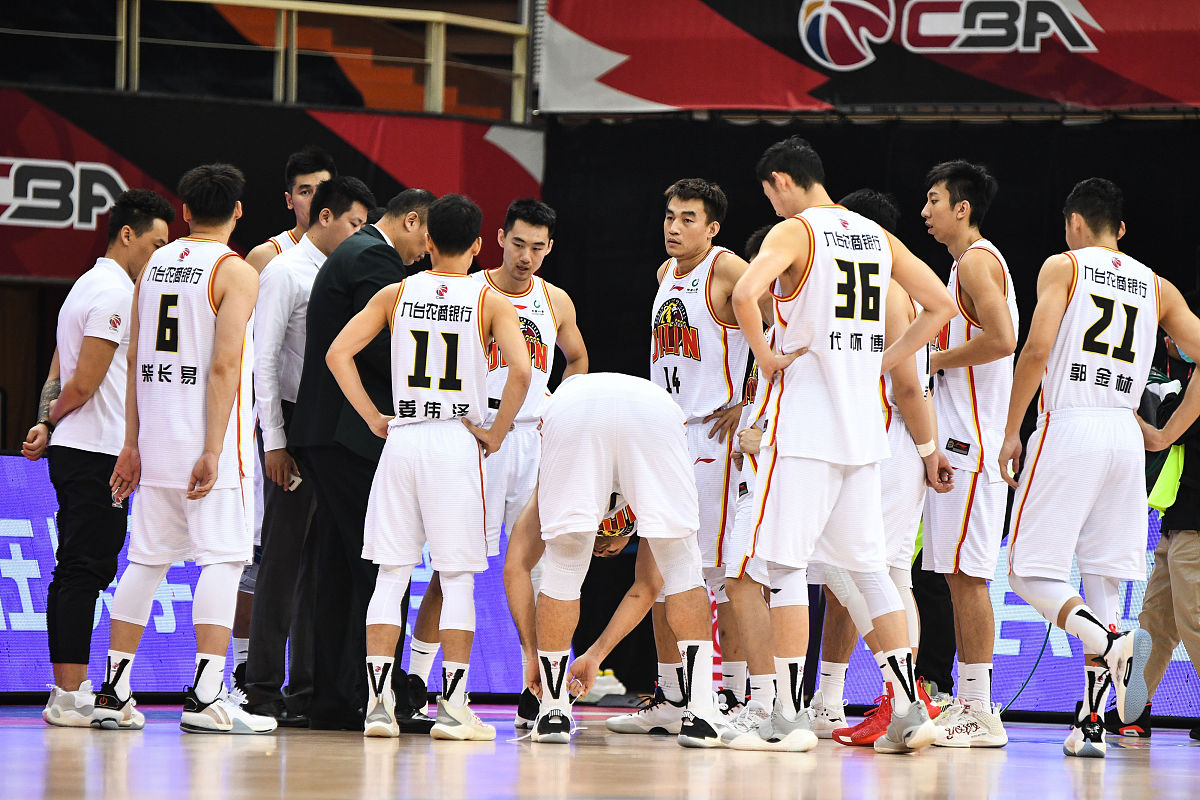 爱游戏大厅-精彩瞬间连连，CBA球迷尽情欢呼呐喊的简单介绍