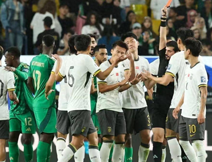 世界杯热门球队迎战实力低迷的对手