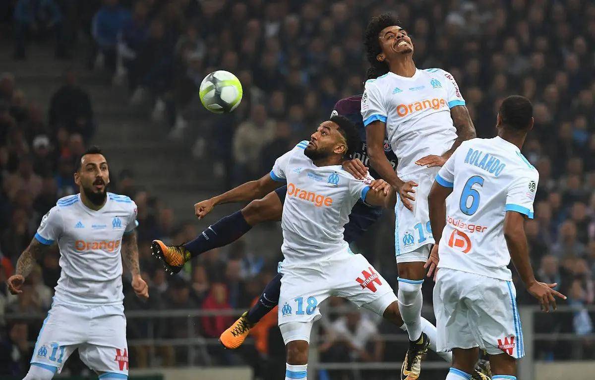 爱游戏官方入口-马赛球迷持续助威，场内气氛热烈