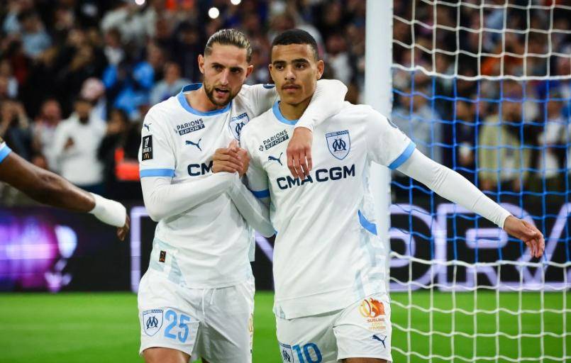 马赛球迷持续助威,场内气氛热烈 马赛球迷持续助威,场内气氛热烈