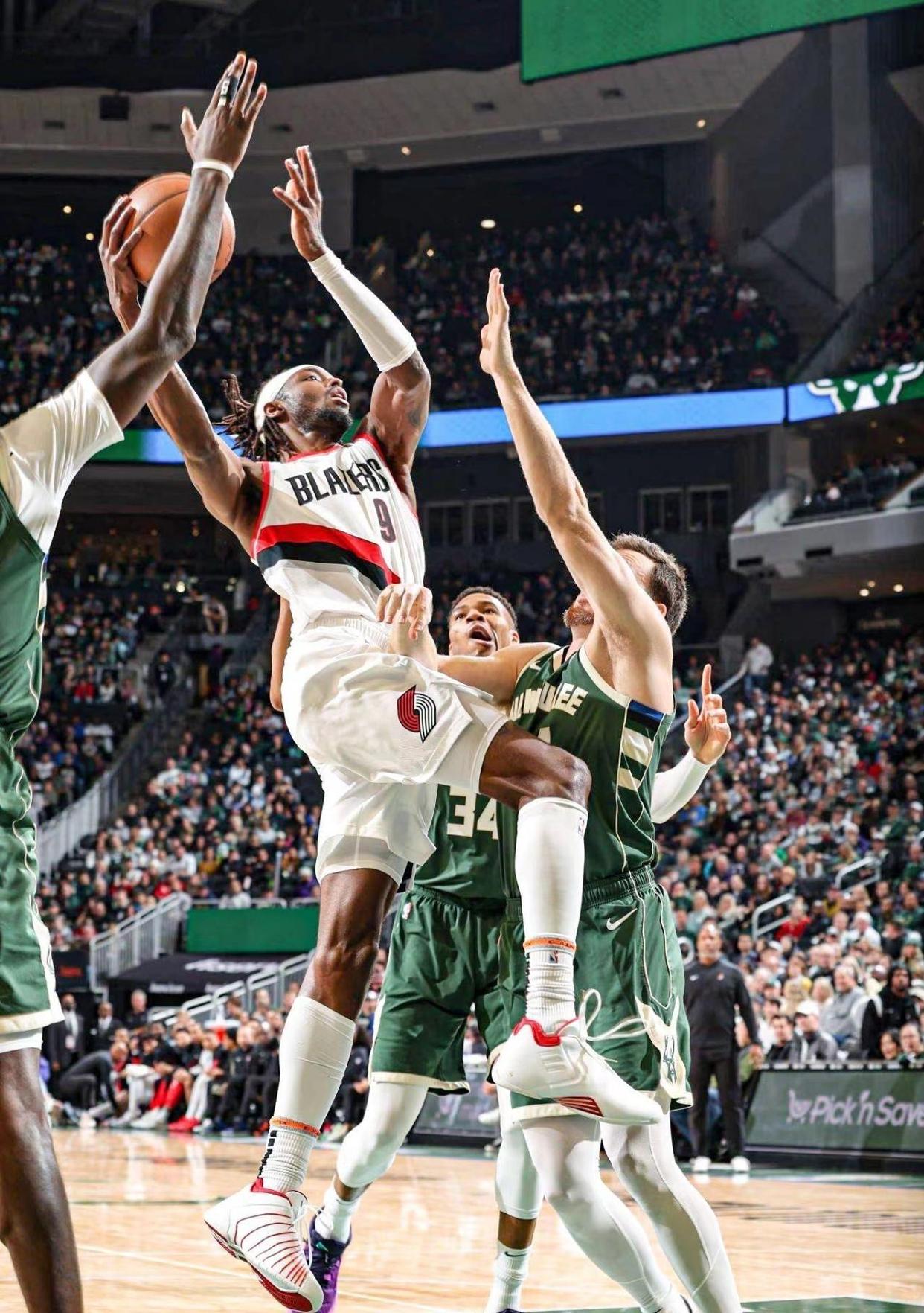 包含雄鹿擒熊!字母哥全能表现带队取胜的词条 包含雄鹿擒熊!字母哥全能表现带队取胜的词条