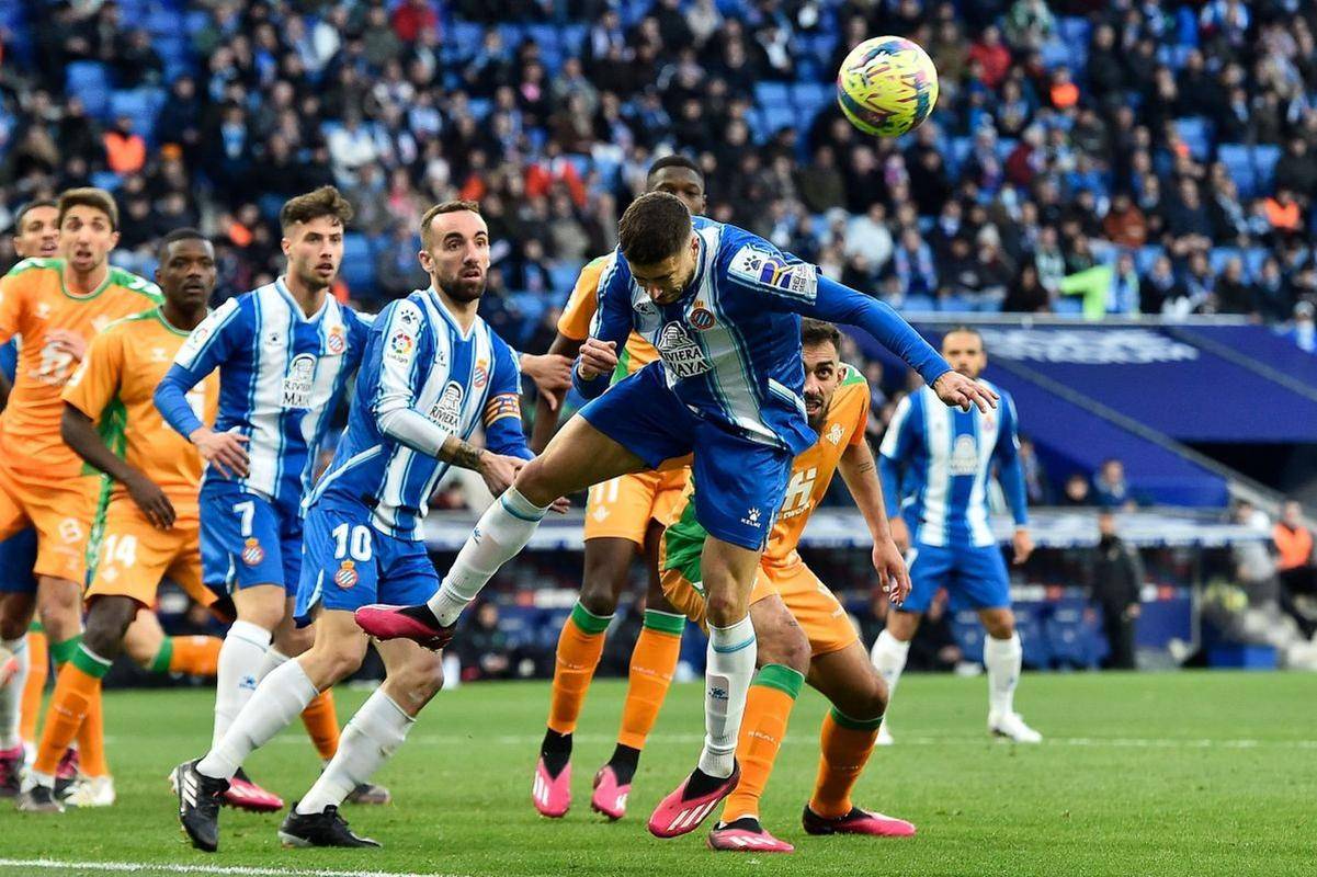 爱游戏APP-足球聚焦：豪门之争！冠军争夺战一触即发的简单介绍