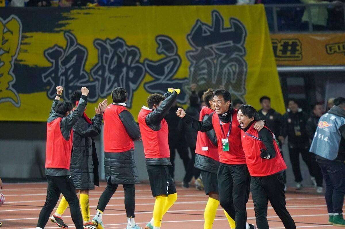 爱游戏大厅-包含情绪高涨，球迷呼声震天欲助球队胜出的词条