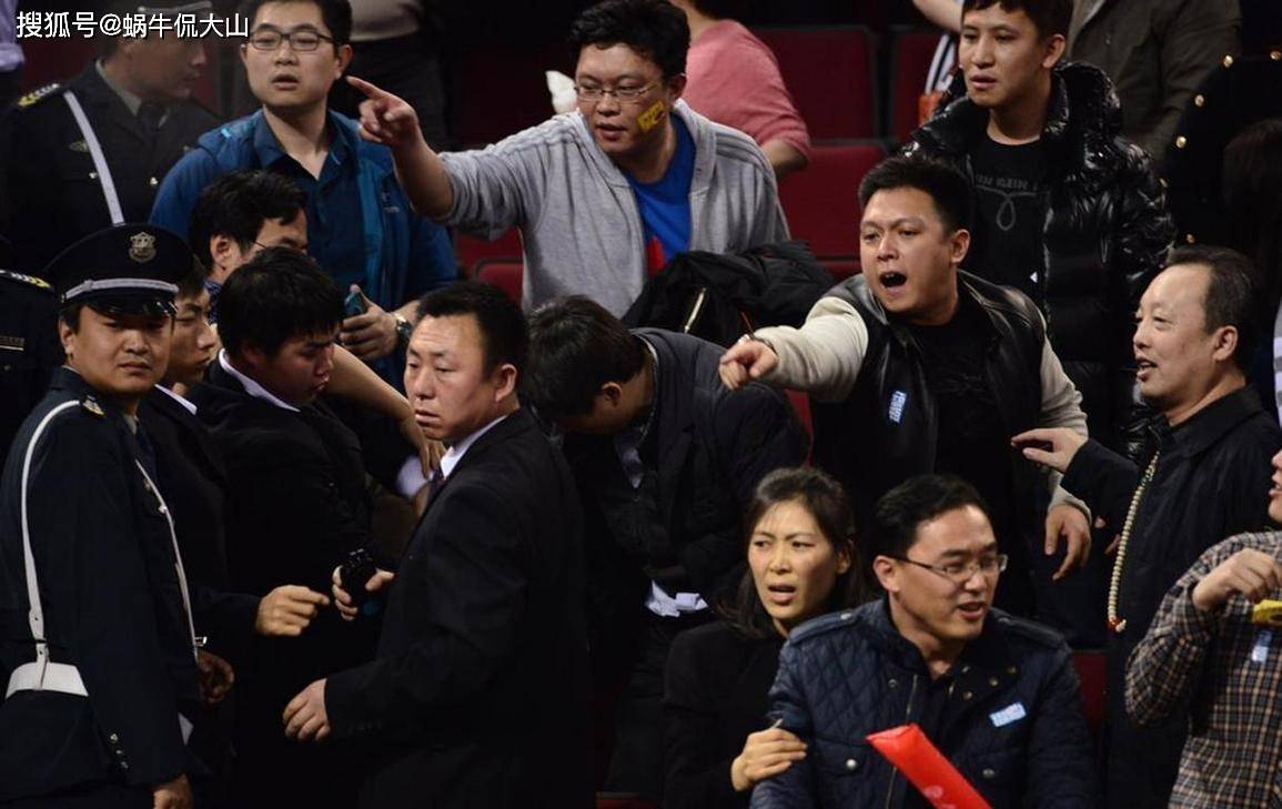 包含情绪高涨,球迷呼声震天欲助球队胜出的词条 包含情绪高涨,球迷呼声震天欲助球队胜出的词条