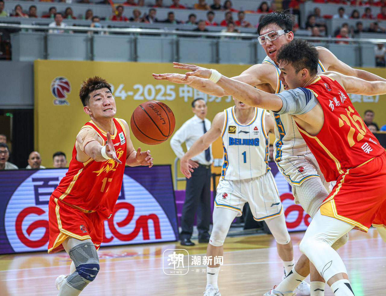 爱游戏官方入口-篮球技巧大比拼顶尖球员角逐场面精彩的简单介绍