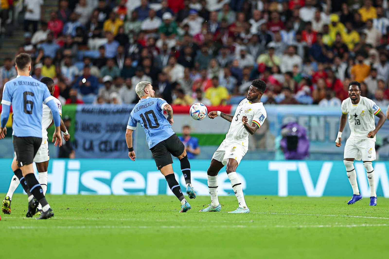 顶级足球比赛争夺激烈，场场精彩的简单介绍