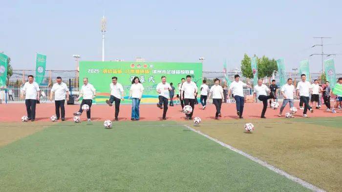 新赛季开幕,球场上掀起激烈角逐 新赛季开幕,球场上掀起激烈角逐