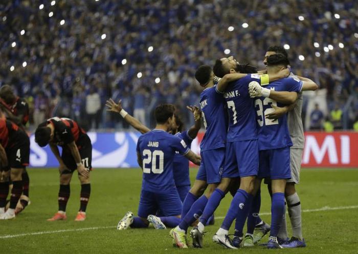 爱游戏体育-惊险夺胜，球队成功晋级下一轮