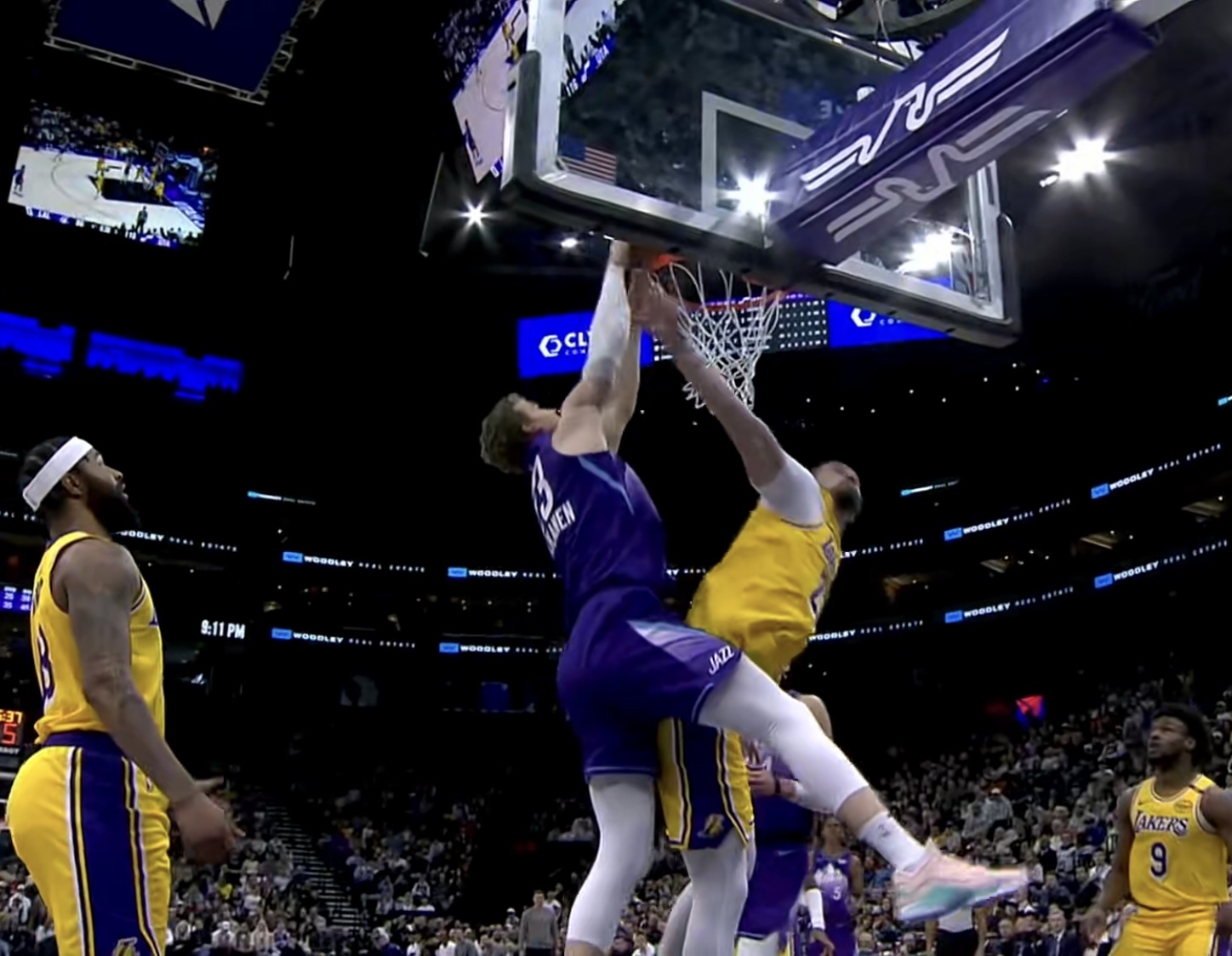 爵士锋卫完美三分波赢得比赛,球队士气高涨 爵士锋卫完美三分波赢得比赛,球队士气高涨