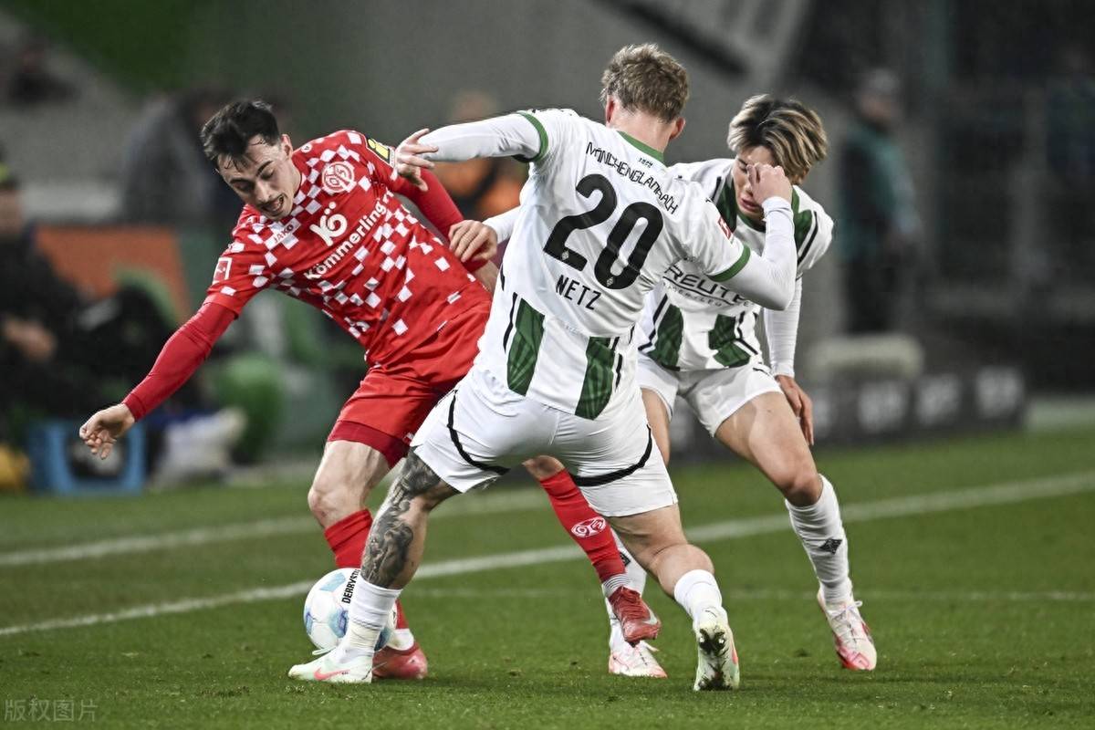 关于美因茨客场逼平对手，积分保持稳定的信息