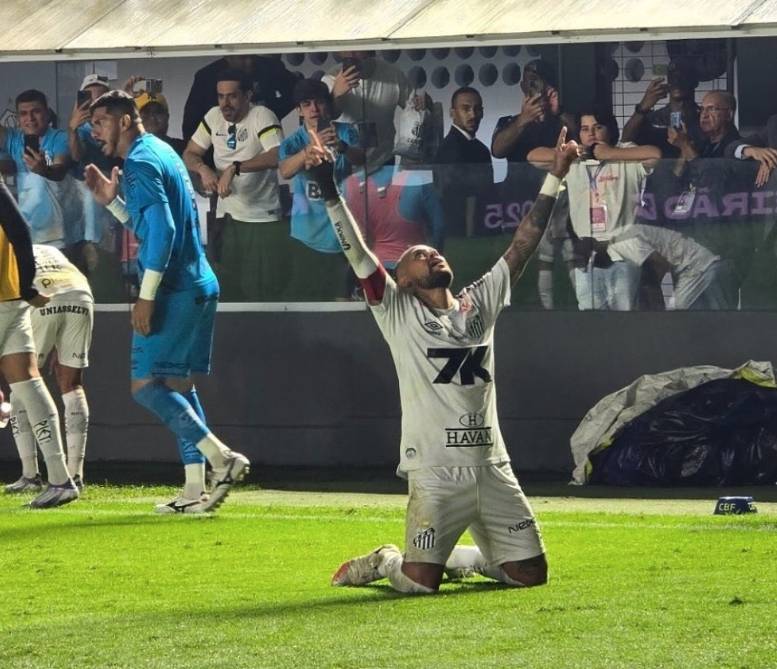 爱游戏APP-意甲最佳射手独造胜利关键时刻挺身而出