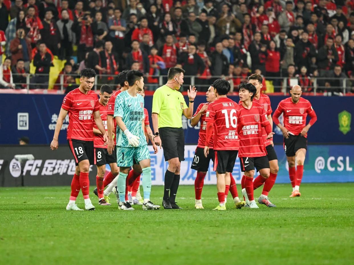 爱游戏在线-关于恒大客场不敌对手，球队风波不断危机四伏的信息