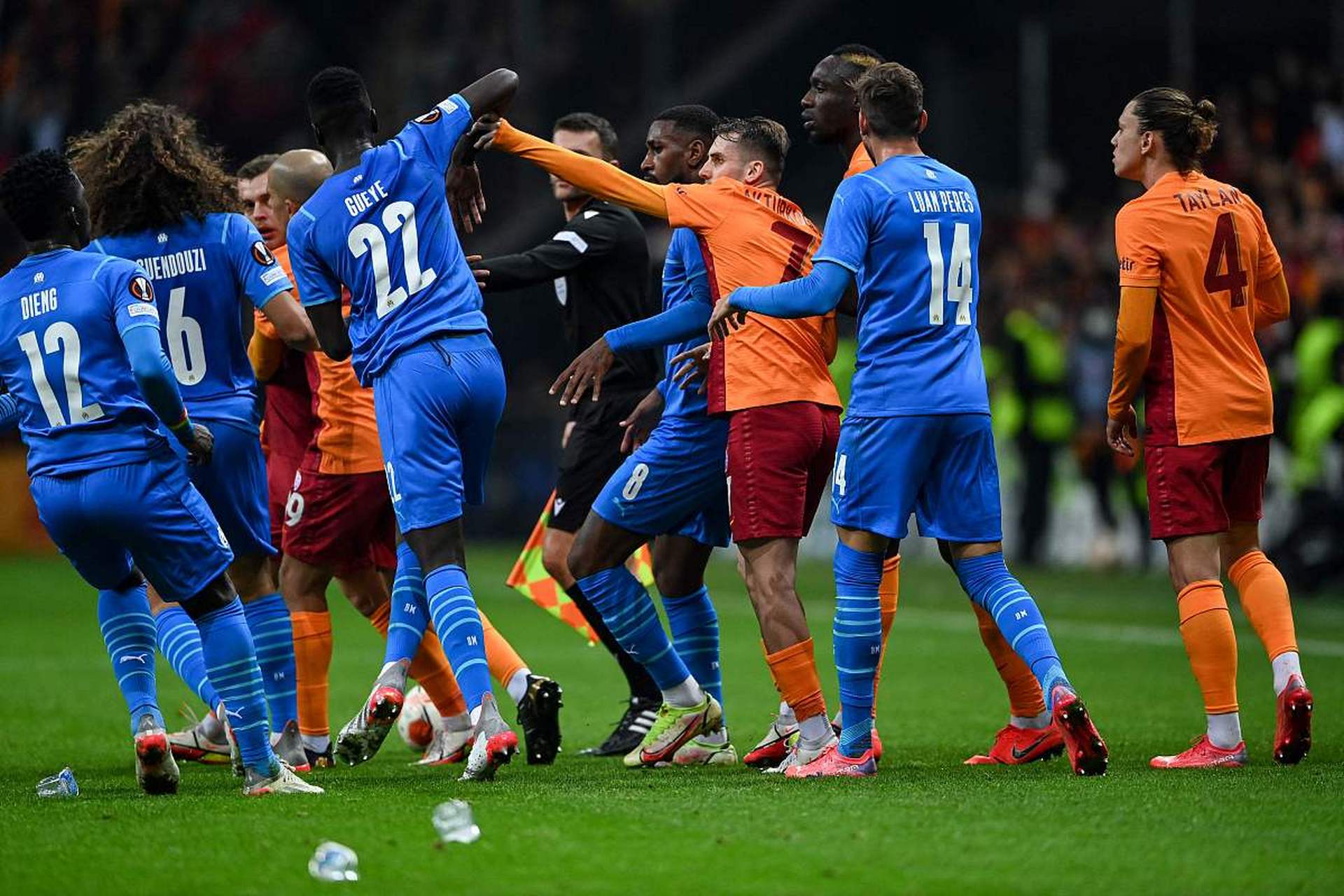 欧预赛上演胜负之争，球员斗志昂扬