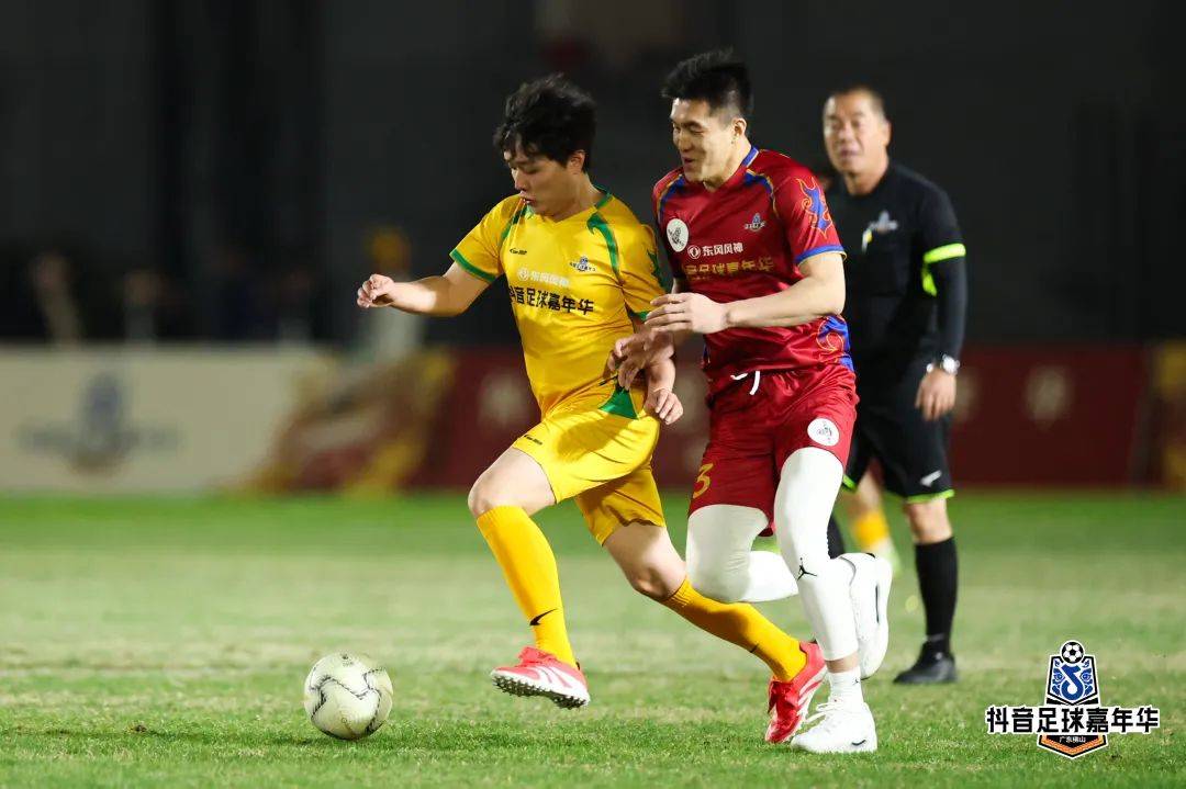 热血足球竞技赛事赢得观众欢呼