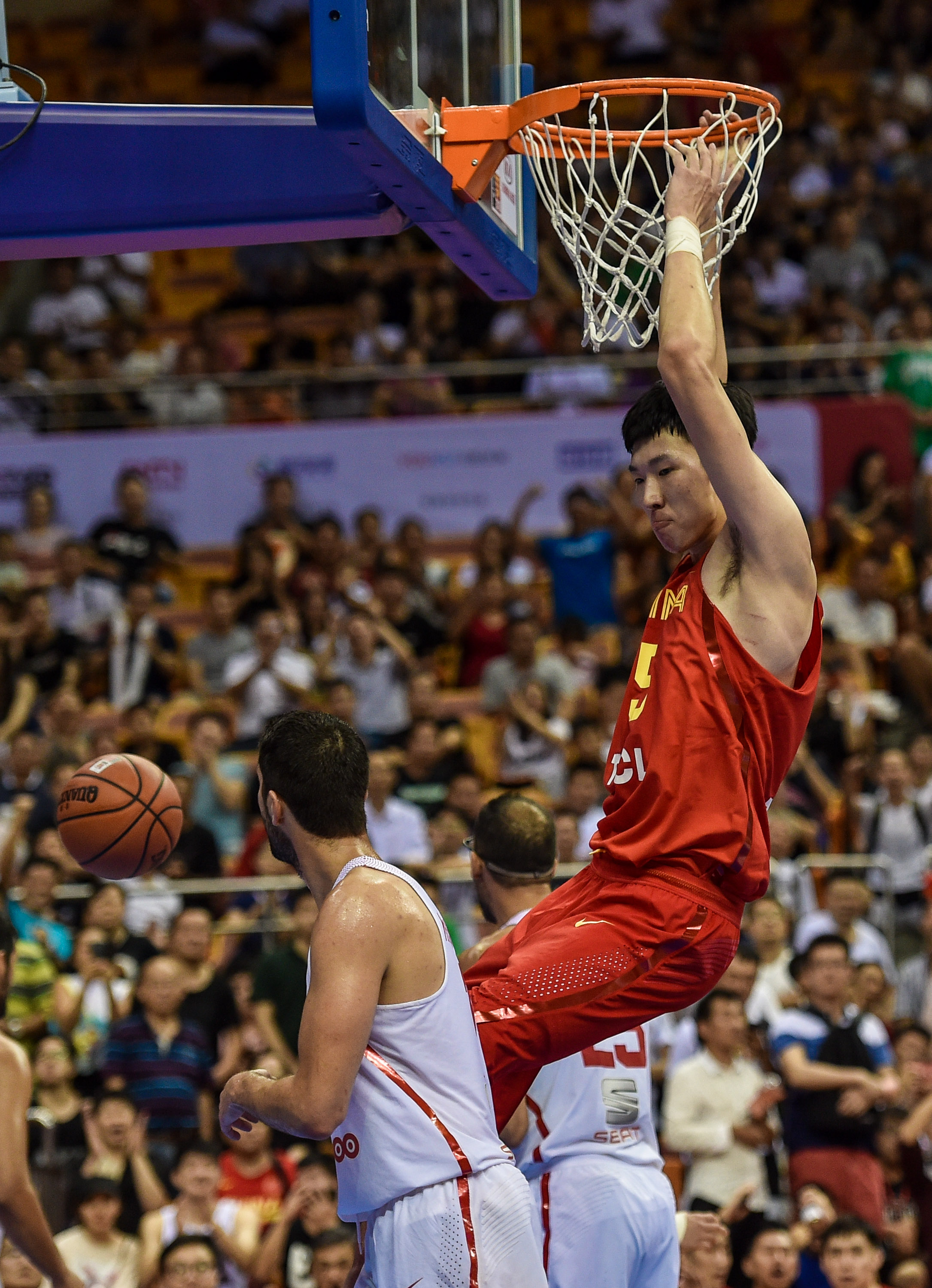 爱游戏官网-突尼斯篮球明星备战球季，迎接新挑战