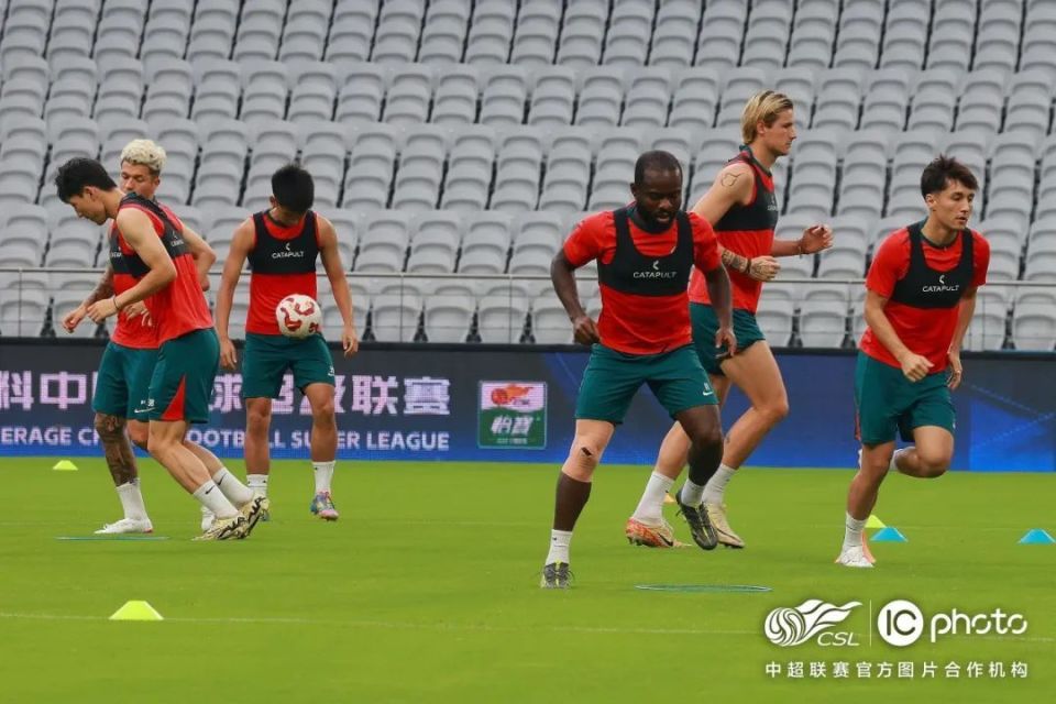 罗索纳主场大胜,球队客场抢分士气高涨豪取三分 罗索纳主场大胜,球队客场抢分士气高涨豪取三分