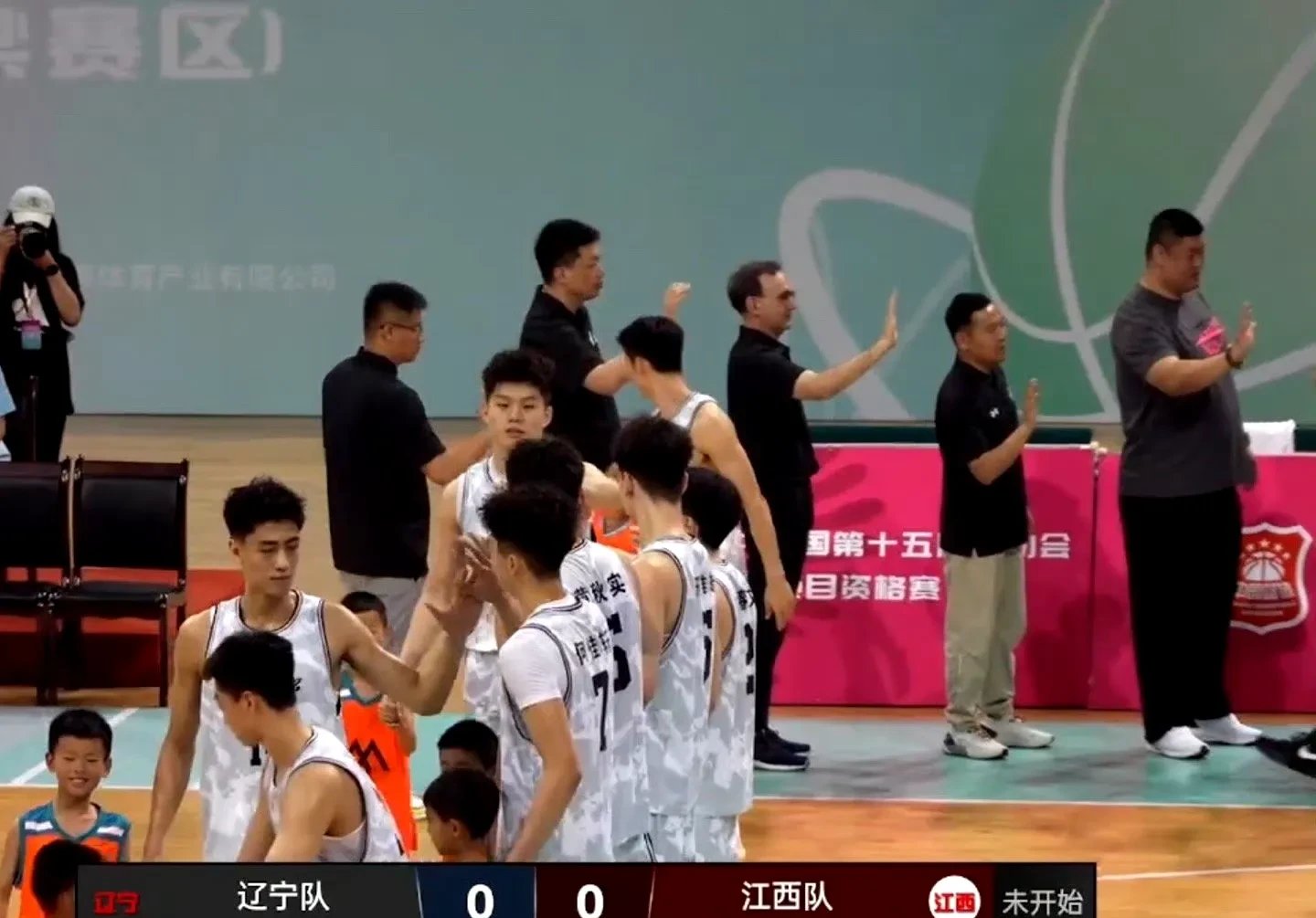 爱游戏官方-比赛中球员身体对抗，争球强度达到高峰