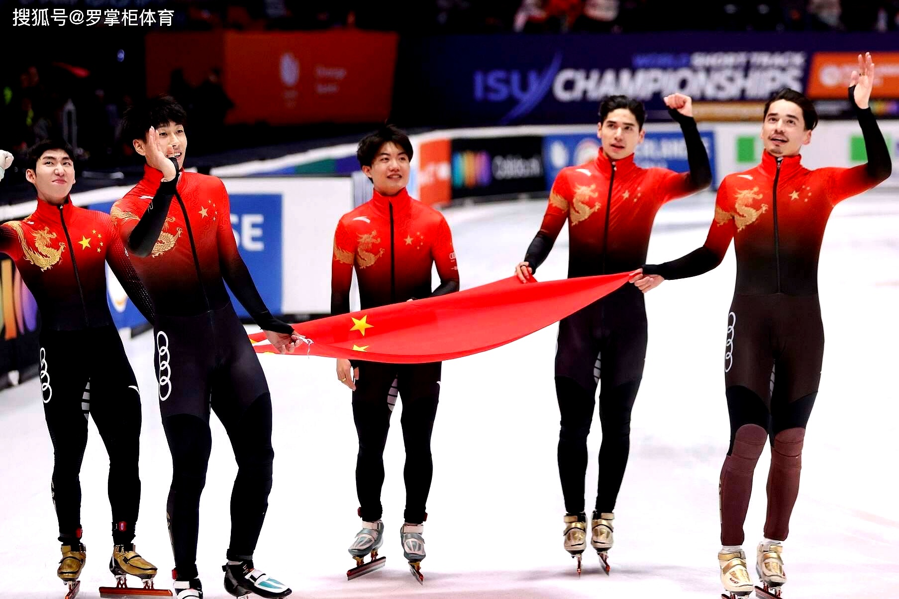 比赛中球员身体对抗，争球强度达到高峰