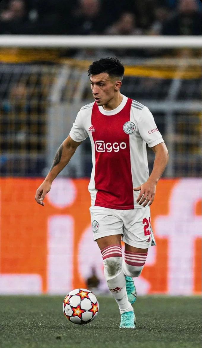 阿贾克斯展现出色团队合作，势不可挡