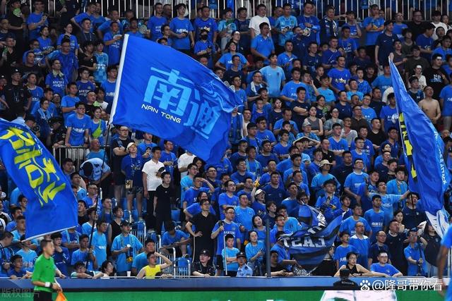 激情比赛引得球迷狂热呐喊声不绝 激情比赛引得球迷狂热呐喊声不绝