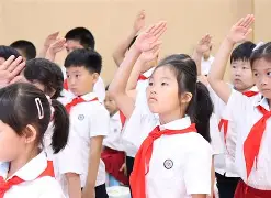 关于队员齐心协力，中国队迈向胜利的信息