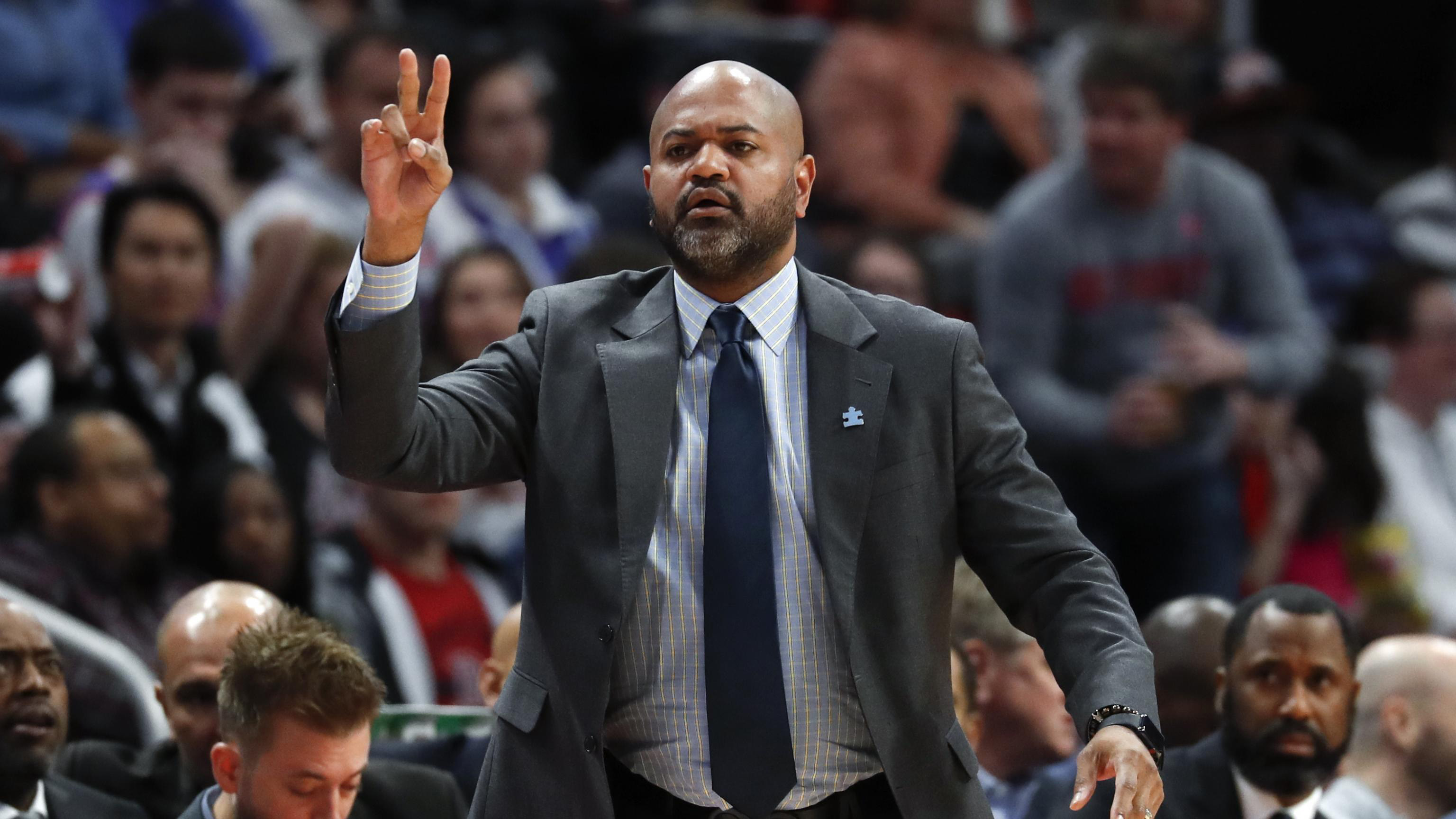 爱游戏在线-老鹰队主帅因健康原因请假，助教代理指挥