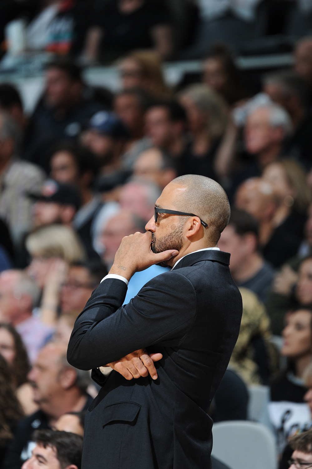 老鹰队主帅因健康原因请假，助教代理指挥