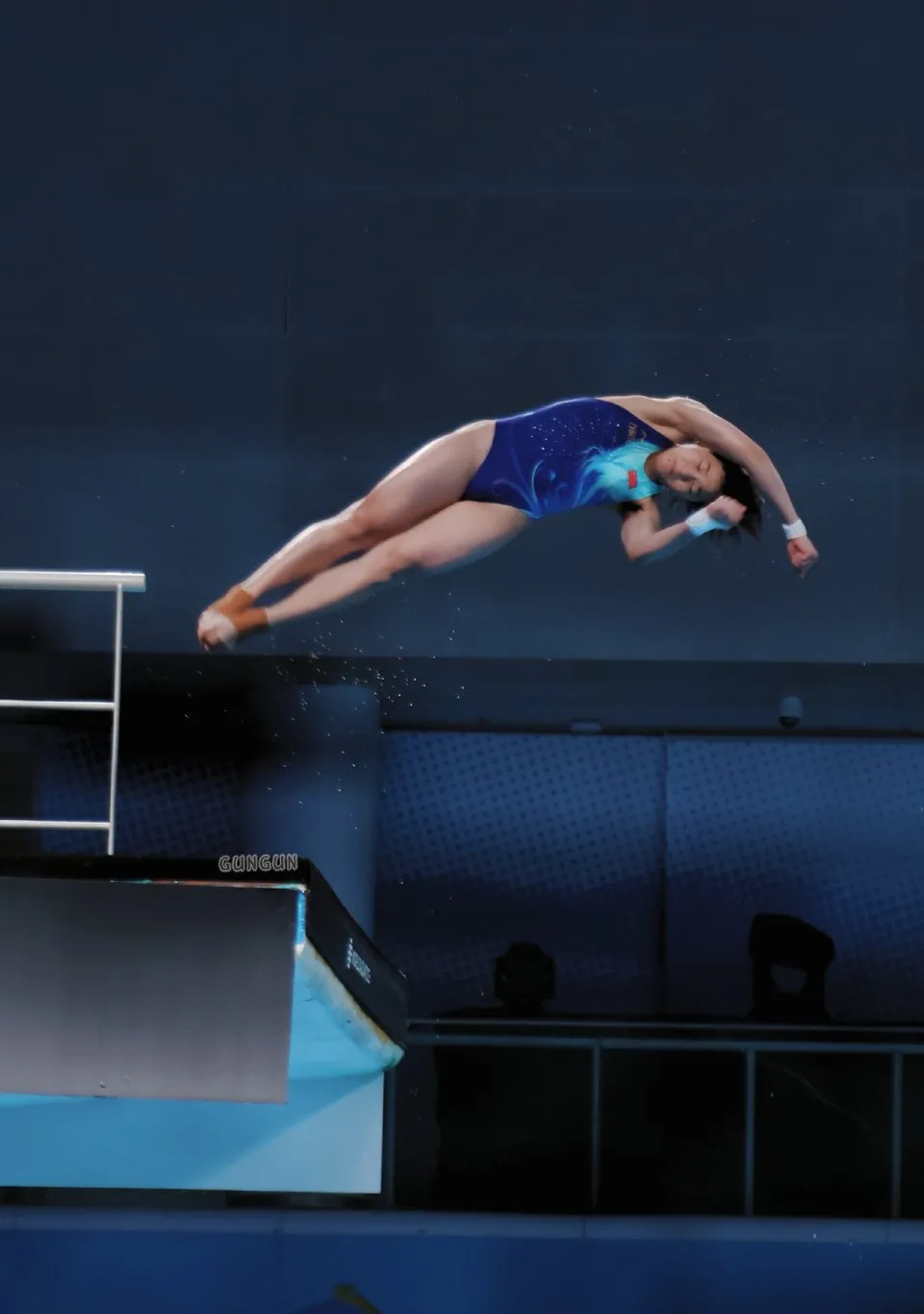 爱游戏体育-选手意外受伤，仍以顽强毅力取得佳绩