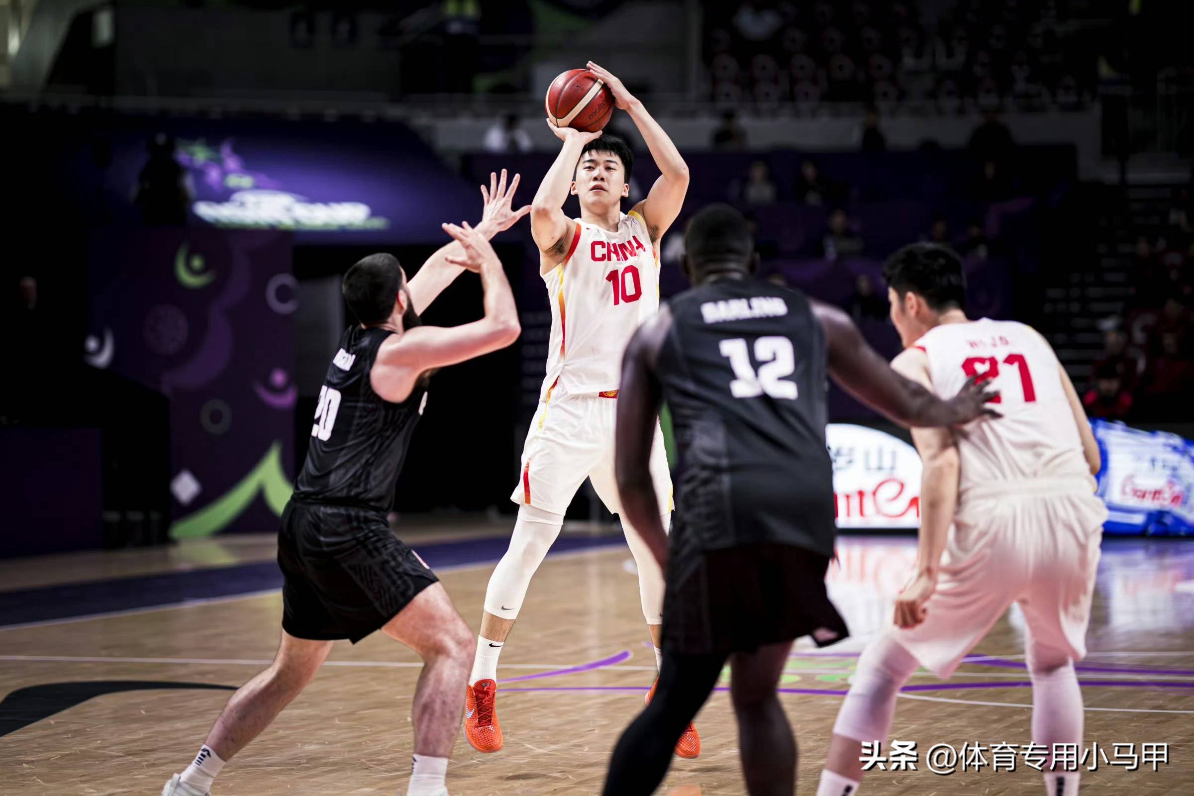 篮球男子半决赛：中国横扫晋级