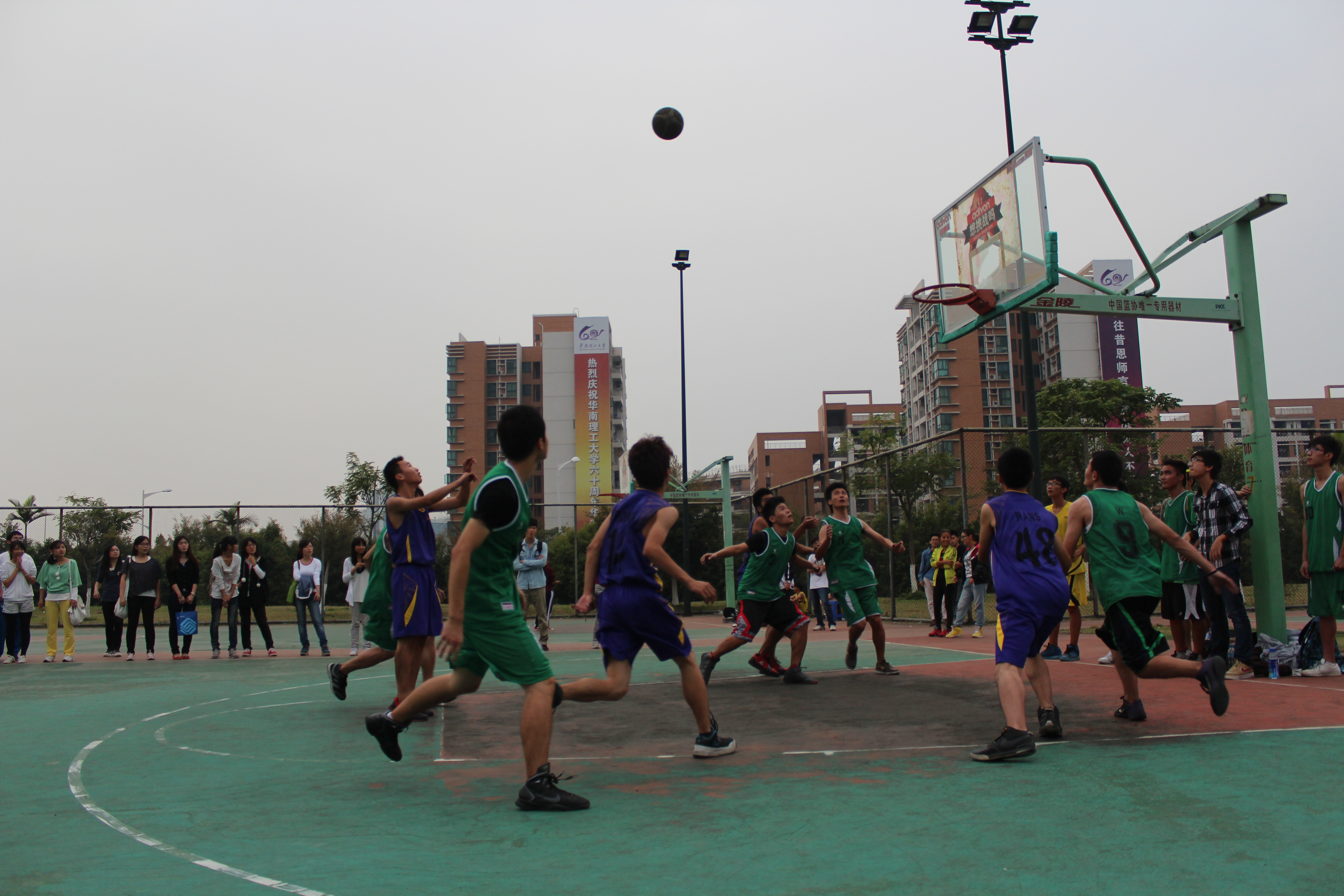 爱游戏体育-包含篮球赛事火热进行中，球员们展现出色表现的词条